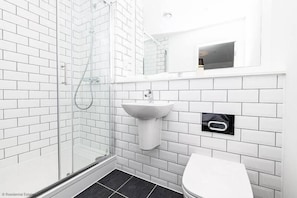 Combined shower/tub, towels - Insignia by Guestz (Manchester)