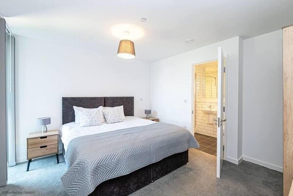 2 chambres, fer et planche à repasser, Wi-Fi gratuit, draps fournis