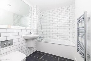 Ensemble douche/baignoire, serviettes fournies