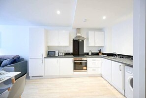 Kjøleskap, mikrobølgeovn, ovn og kokeplater