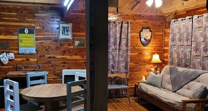 Buffalo Trails Cabin , 1.5 mi to Jasper, Ar., close to Buffalo National River