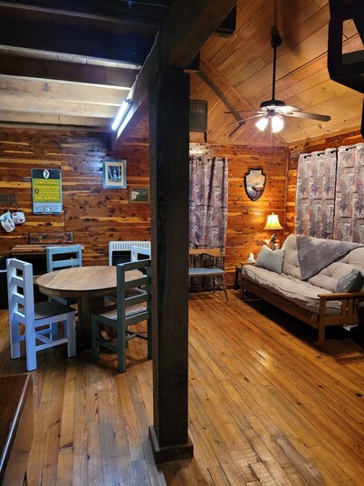 Buffalo Trails Cabin , 1.5 mi to Jasper, Ar., close to Buffalo National River