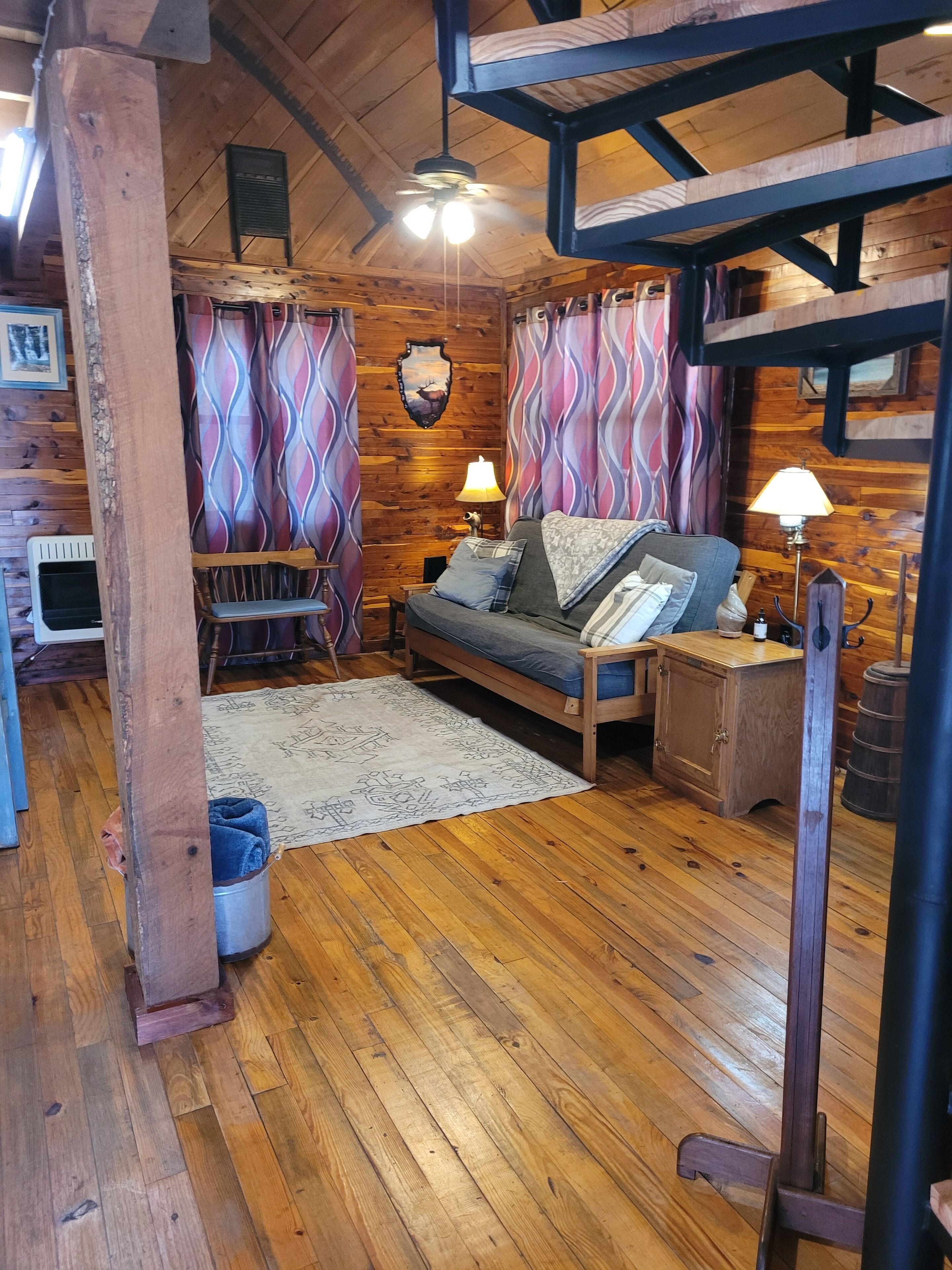 Een smart-tv, een dvd-speler en boeken