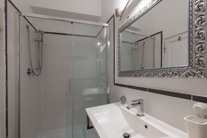 Douche, sĂšche-cheveux, serviettes fournies