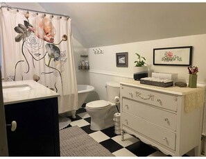 Combined shower/tub, towels, soap, toilet paper