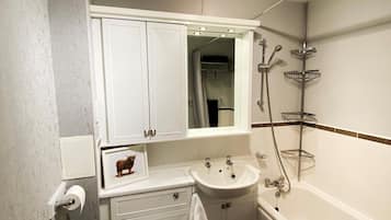 Apartment (2 Bedrooms) | Bathroom | Bathtub, towels