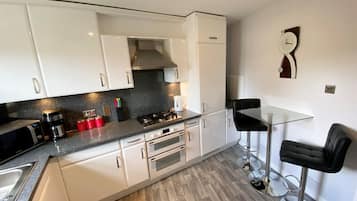 Apartment (2 Bedrooms) | Private kitchen | Microwave, oven, electric kettle, toaster