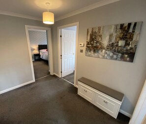 2 bedrooms, iron/ironing board - NEW Super 2 Bedroom Flat in Falkirk (Falkirk)
