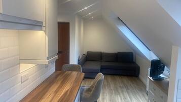 Apartemen (1 Bedroom) | Ruang keluarga | TV