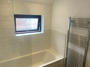 Bathtub, towels - Cheerful and Unique 1 BD Flat in Yeovil Somerset (Yeovil)