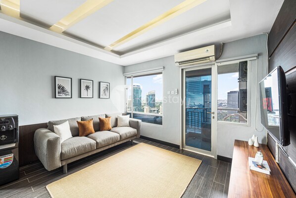 Apartment, 3 Bedrooms | Living area | 43-inch Smart TV with cable channels, TV