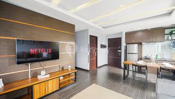 Apartemen, 3 kamar tidur | Area keluarga | Smart TV 43-inci dengan saluran TV kabel dan TV