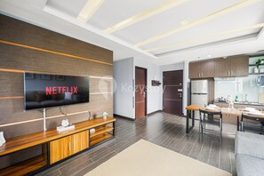 Leilighet, 3 soverom | Oppholdsområde | En 43-tommers smart-TV med kabel-kanaler samt TV