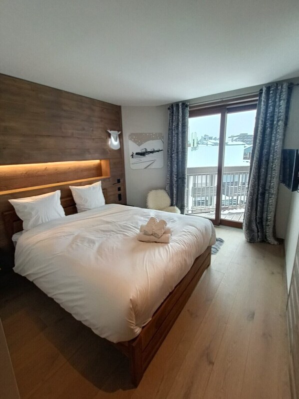 4 habitaciones, tabla de planchar con plancha y cuna de viaje 