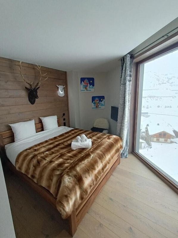4 habitaciones, tabla de planchar con plancha y cuna de viaje 