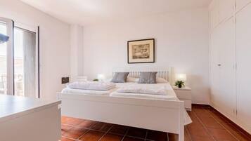 4 slaapkamers, een strijkplank/strijkijzer, wifi