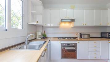 Een koelkast, een magnetron, een oven, een vaatwasser