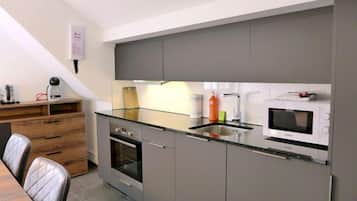 Refrigerador, microondas, tostadora y utensilios de cocina