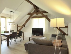 TV - Henry's 202 by Interhome (Interlaken)