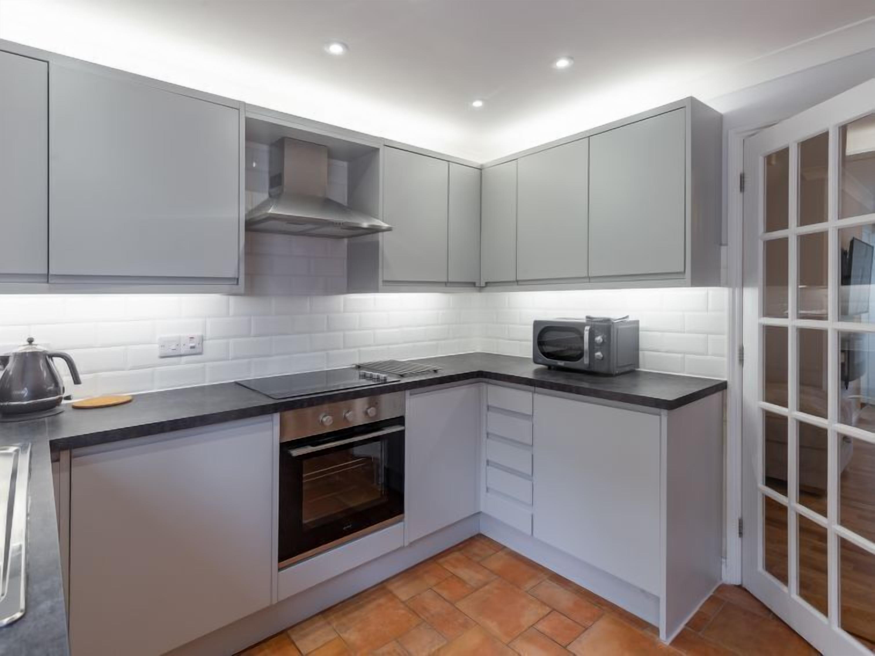 雪櫃、微波爐、焗爐、洗碗機