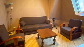 Family Room | Living area | 24-inch LCD TV with cable channels, TV