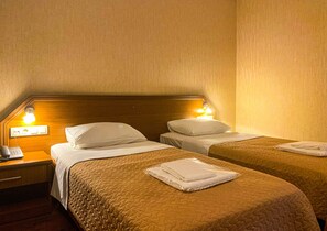 Habitación estándar con 2 camas individuales | Área de sala de estar | Televisión LCD de 24 pulgadas con canales por cable y televisión 