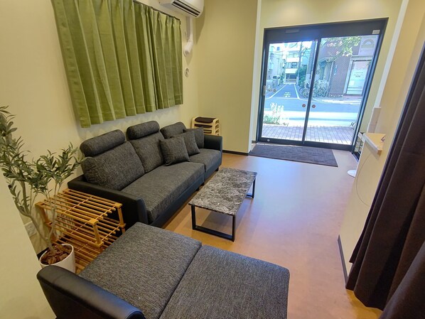 Computer monitors, printers - Lodging Tokyo Tj03 - Hostel (Tokyo)