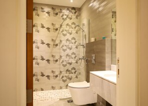 Shower, rainfall showerhead, hair dryer, towels - Tura Residence Qurtuba (Riyadh)