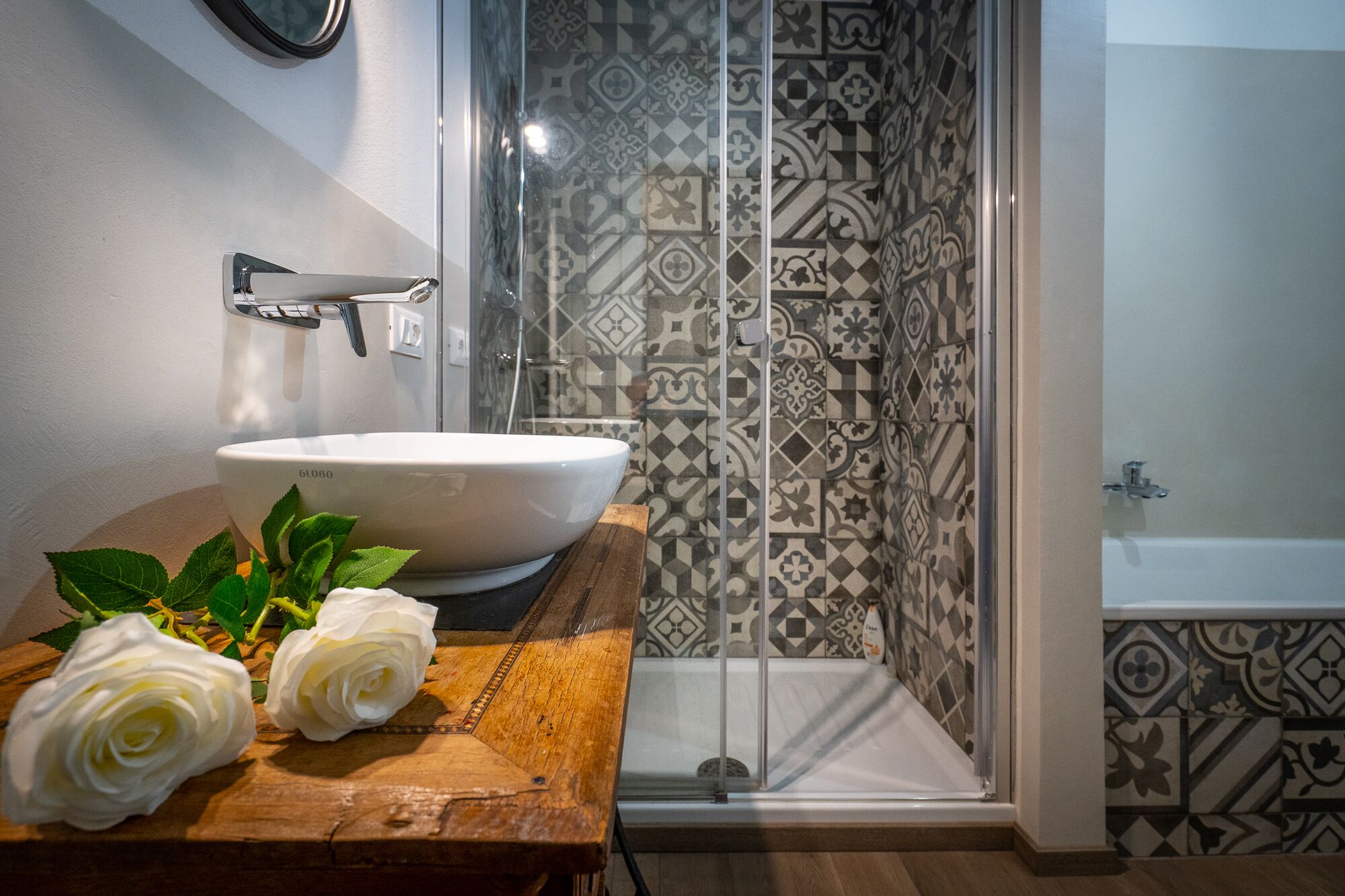 Baignoire, sèche-cheveux, bidet, serviettes fournies