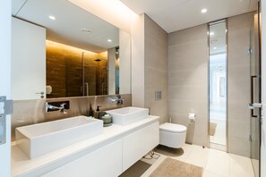 Haartrockner, Handtücher, Toilettenpapier
