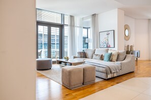 تلفزيون بشاشة مسطحة