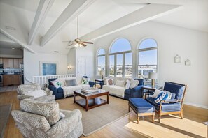 Télévision à écran plat, cheminée, lecteur de DVD, chaîne hi-fi