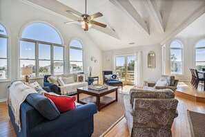 Televisión de pantalla plana, chimenea, reproductor de DVD, estéreo