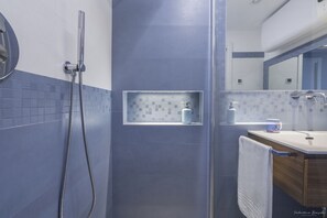 Suihku, ilmaiset hygieniatuotteet, hiustenkuivaaja, pyyhkeet