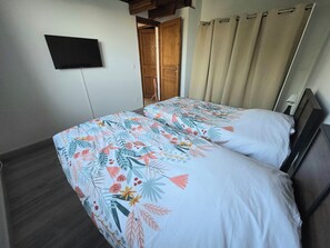 2 Schlafzimmer, Reisekinderbett, kostenloses WLAN, Bettwäsche