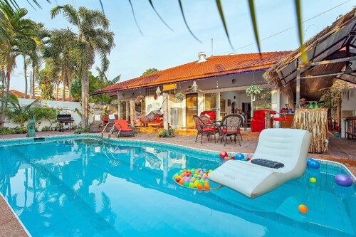 Exclusive Villa, 6 Bedrooms, Private Pool, Garden View, 10 Mins LK Metro