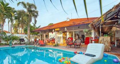 Exclusive Villa, 6 Bedrooms, Private Pool, Garden View, 10 Mins LK Metro