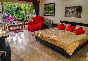 6 bedrooms, iron/ironing board, travel crib, free WiFi - Exclusive Villa, 6 Bedrooms, Private Pool, Garden View, 10 Mins LK Metro (Pattaya)