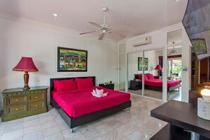 6 bedrooms, iron/ironing board, travel crib, free WiFi - Exclusive Villa, 6 Bedrooms, Private Pool, Garden View, 10 Mins LK Metro (Pattaya)