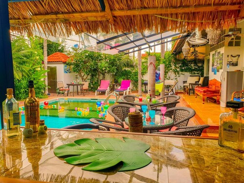 Exclusive Villa, 6 Bedrooms, Private Pool, Garden View, 10 Mins LK Metro