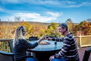Outdoor dining - Overlook at Sleepy Creek -secluded, creek access, grill, wifi, deck, game room (Berkeley Springs)