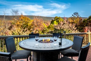 Outdoor dining - Overlook at Sleepy Creek -secluded, creek access, grill, wifi, deck, game room (Berkeley Springs)