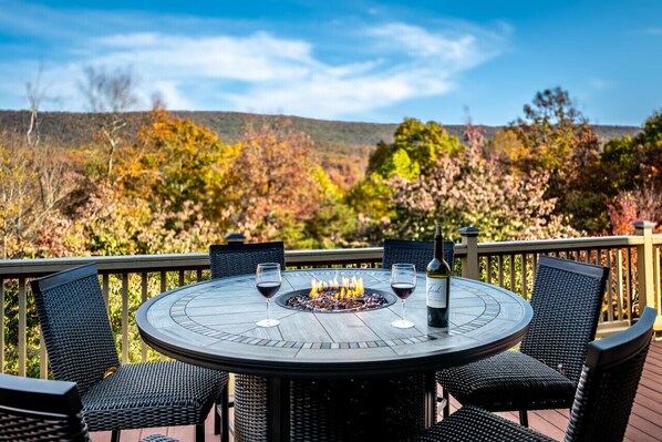 Outdoor dining - Overlook at Sleepy Creek -secluded, creek access, grill, wifi, deck, game room (Berkeley Springs)