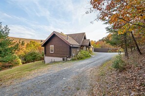 Exterior - Overlook at Sleepy Creek -secluded, creek access, grill, wifi, deck, game room (Berkeley Springs)