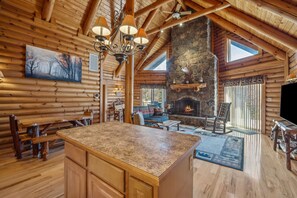 TV, fireplace, video games, ping pong - Overlook at Sleepy Creek -secluded, creek access, grill, wifi, deck, game room (Berkeley Springs)