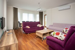 Standard-Apartment | Wohnbereich | 85-Zoll-Plasmafernseher mit Satellitenempfang, Fernseher