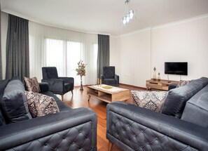 Standard-Apartment | Wohnbereich | 85-Zoll-Plasmafernseher mit Satellitenempfang, Fernseher