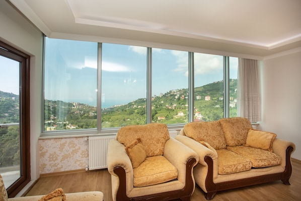 Standard-Apartment | Wohnbereich | 85-Zoll-Plasmafernseher mit Satellitenempfang, Fernseher
