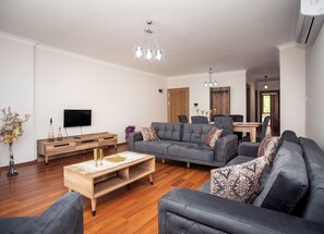 Standard-Apartment | Wohnbereich | 85-Zoll-Plasmafernseher mit Satellitenempfang, Fernseher