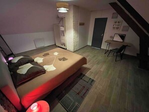 2 bedrooms, desk, travel cot, free WiFi